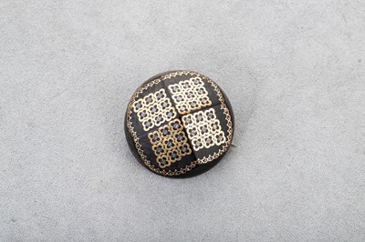 Lot 28 - AN ANTIQUE GOLD TORTOISESHELL BROOCH, with...