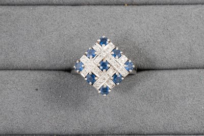 Lot 38 - A DIAMOND AND SAPPHIRE RING, the circular...