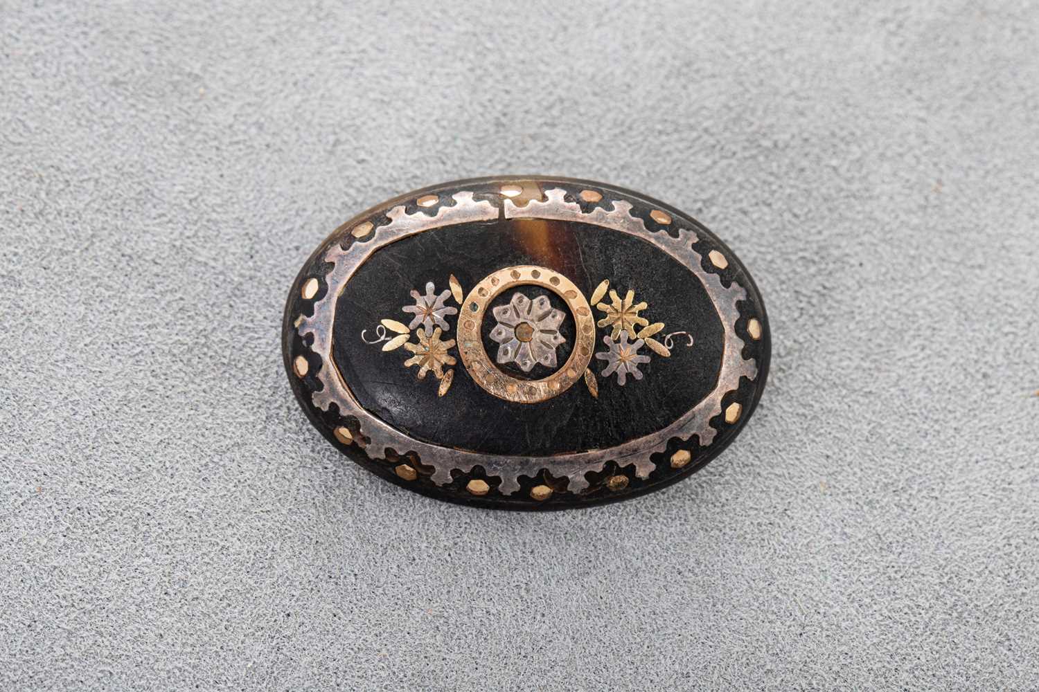 Lot 98 - AN ANTIQUE GOLD AND TORTOISESHELL BROOCH, of...