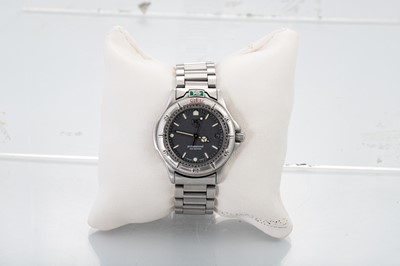 Lot 342 - A MID SIZE TAG HEUER WRISTWATCH, quartz...