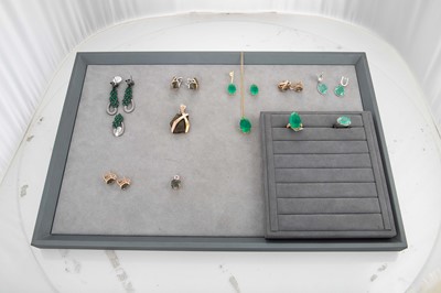 Lot 178 - A COLLECTION OF GREEN STONE SET JEWELLERY,...