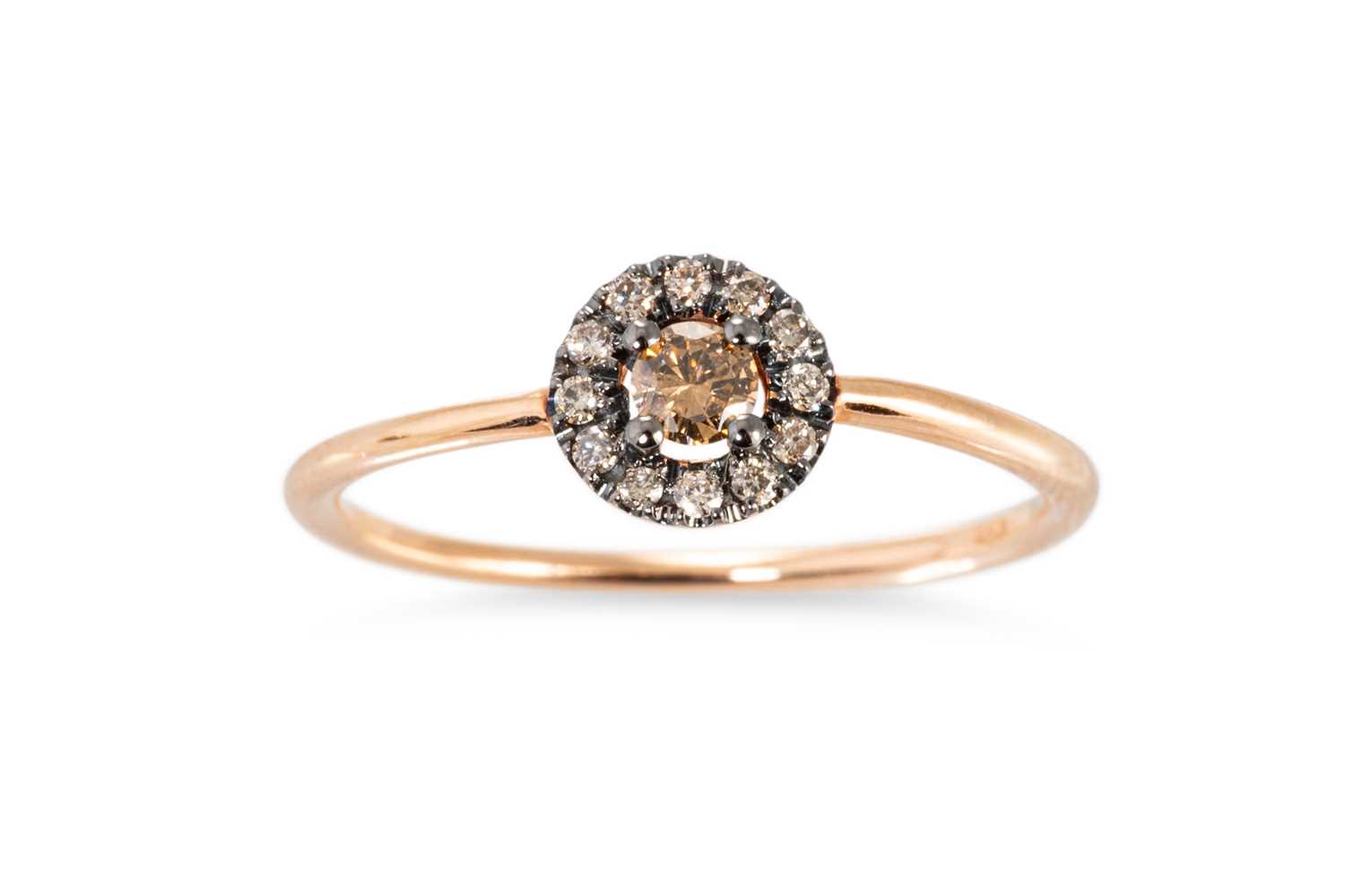 Lot 37 - A CHAMPAGNE COLOURED DIAMOND CLUSTER RING,...