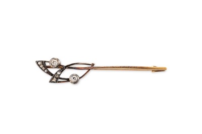 Lot 59 - AN ANTIQUE DIAMOND SET BROOCH, set with old...