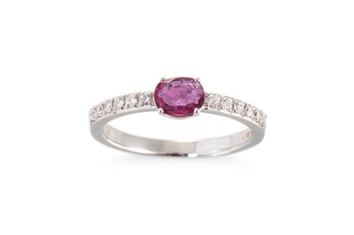 Lot 62 - A RUBY AND DIAMOND SET BAND RING, the oval...