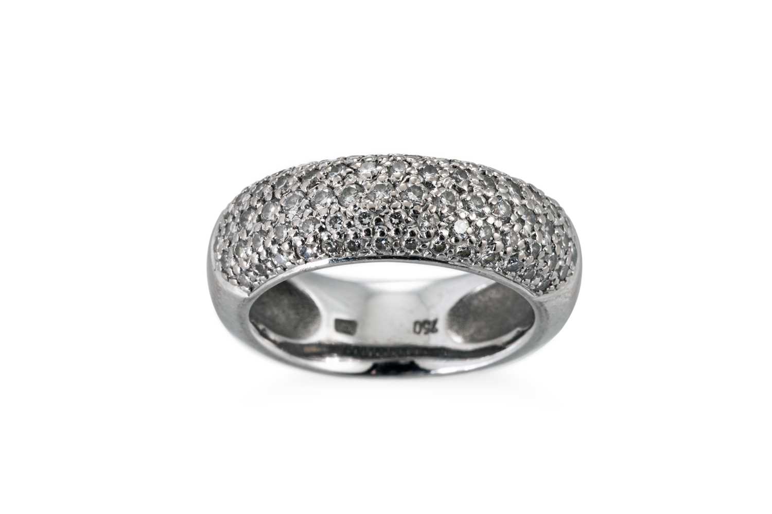 Lot 46 - A DIAMOND SET RING, set with pavé set diamonds,...