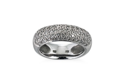 Lot 46 - A DIAMOND SET RING, set with pavé set diamonds,...