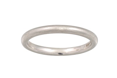 Lot 358 - A BOODLES PLATINUM WEDDING BAND, cased