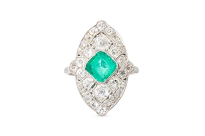 Lot 69 - AN ART DECO STYLE EMERALD AND DIAMOND CLUSTER...