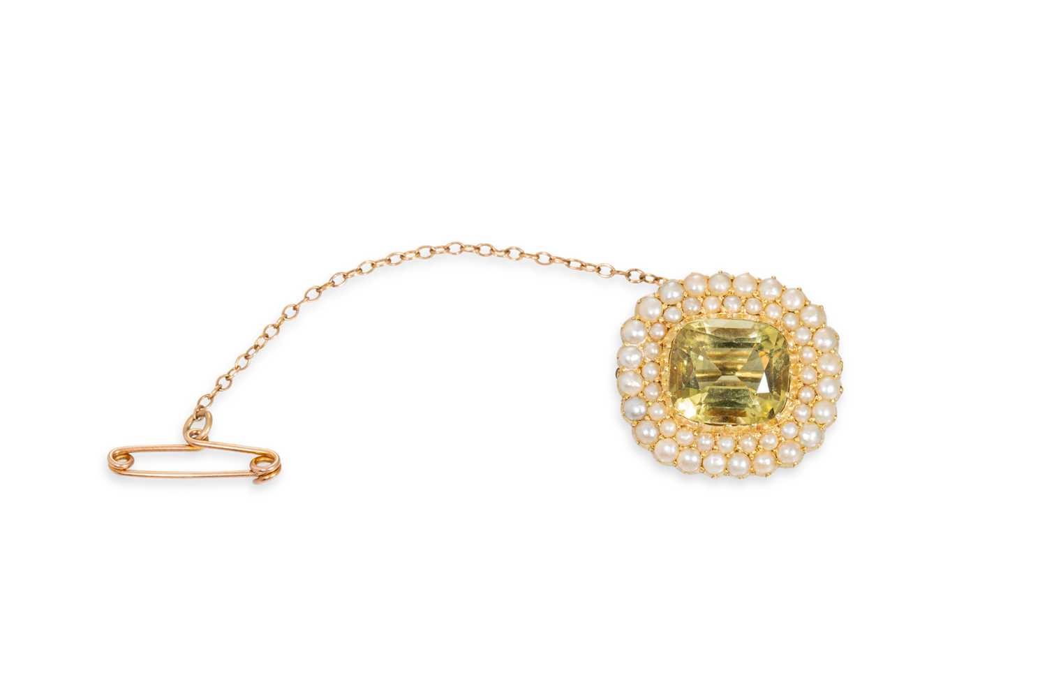 Lot 76 - A VICTORIAN GREEN QUARTZ AND SEED PEARL BROOCH,...