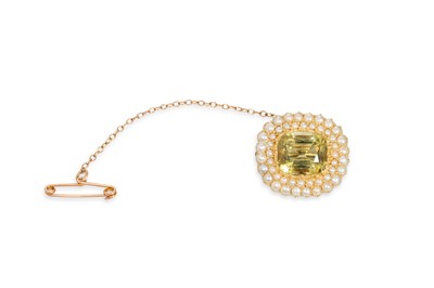 Lot 76 - A VICTORIAN GREEN QUARTZ AND SEED PEARL BROOCH,...