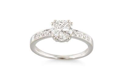 Lot 140 - A DIAMOND CLUSTER RING, the centre quatrefoil...