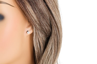 Lot 31 - A PAIR OF DIAMOND STUD EARRINGS, the brilliant...