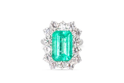 Lot 56 - AN EMERALD AND DIAMOND CLUSTER RING, the...