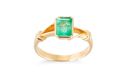 Lot 57 - AN EMERALD SINGLE STONE RING, the emerald cut...
