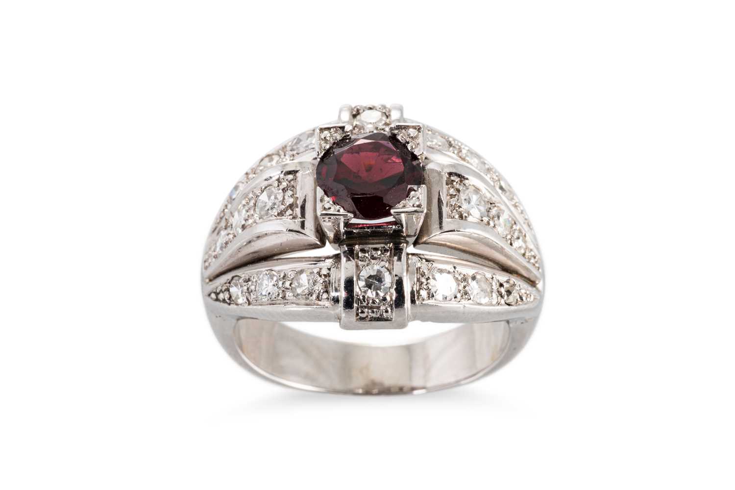 Lot 25 - A GARNET AND DIAMOND RETRO STYLE CLUSTER RING,...