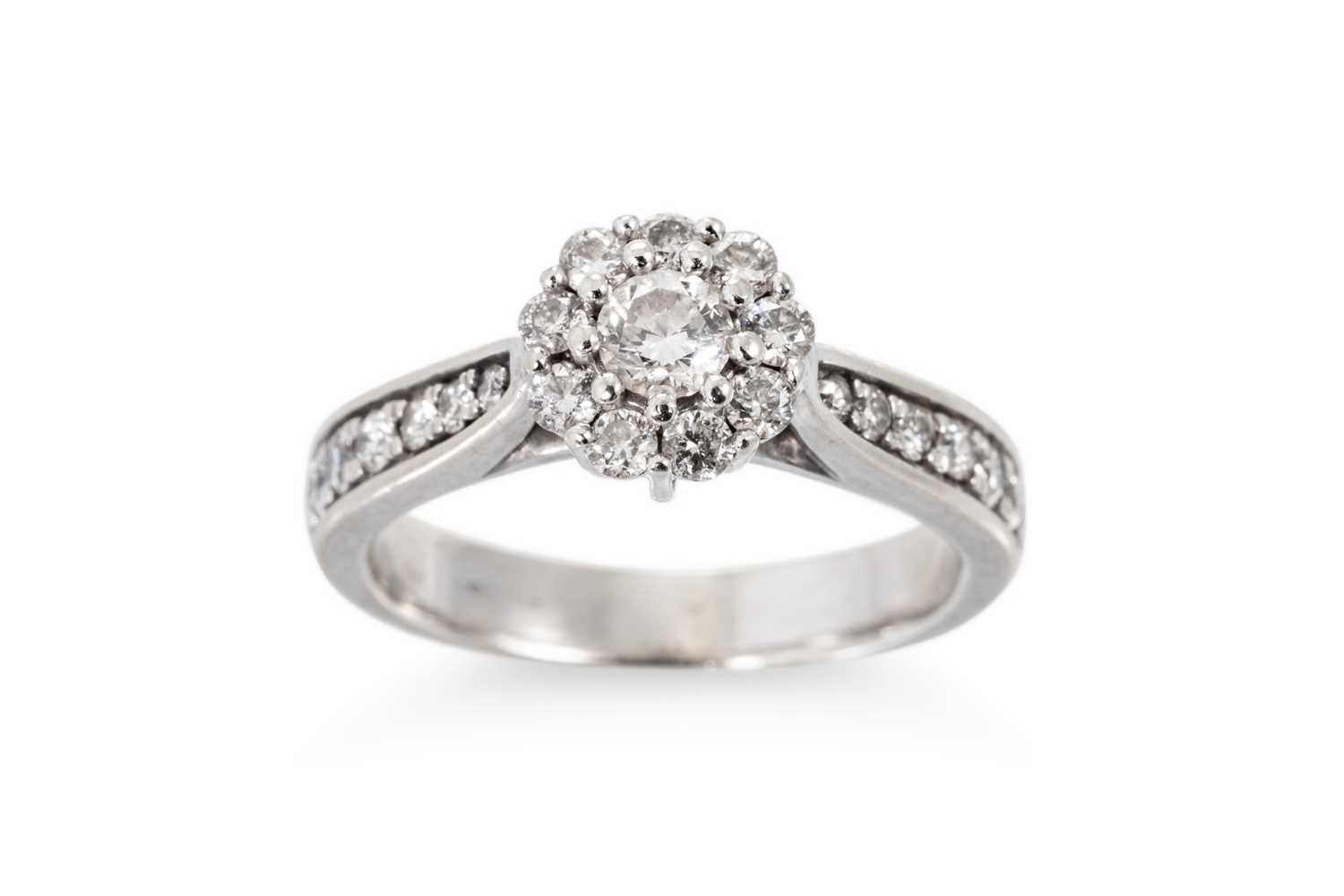 Lot 75 - A DIAMOND CLUSTER RING, the round brilliant...