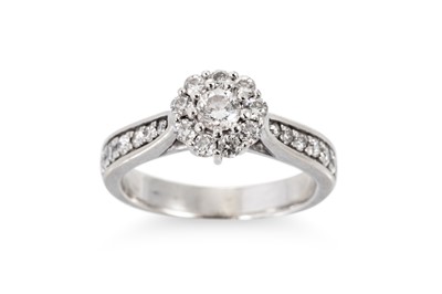 Lot 75 - A DIAMOND CLUSTER RING, the round brilliant...