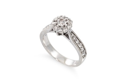 Lot 75 - A DIAMOND CLUSTER RING, the round brilliant...