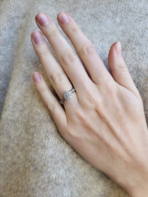 Lot 75 - A DIAMOND CLUSTER RING, the round brilliant...