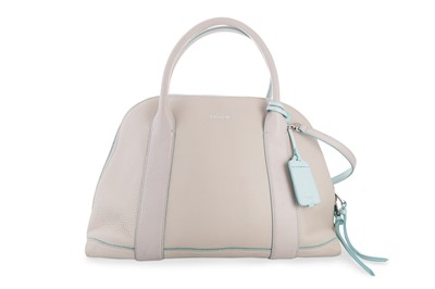 Lot 247 - A LADY'S COACH HAND BAG, cream leather bowling...