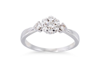 Lot 141 - A DIAMOND SET CLUSTER RING, the round...