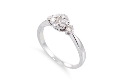 Lot 76 - A DIAMOND SET CLUSTER RING, the round...