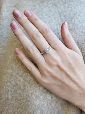 Lot 76 - A DIAMOND SET CLUSTER RING, the round...