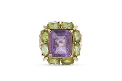 Lot 385 - AN AMETHYST AND PERIDOT RING, the rectangular...