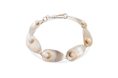 Lot 88 - A STERLING SILVER AND CULTURED PEARL SET BRACELET