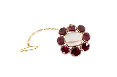 Lot 117 - A GEORGIAN GARNET AND ROCK CRYSTAL BROOCH,...