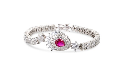 Lot 227 - A VINTAGE COSTUME STONE SET CLUSTER BRACELET