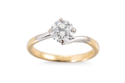 Lot 346 - A DIAMOND SOLITAIRE RING, the round brilliant...