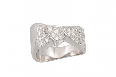 Lot 176 - A DIAMOND CLUSTER RING, modelled as a stylised...