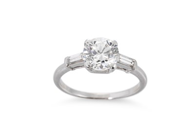 Lot 292 - A DIAMOND SOLITAIRE RING, to tapered diamond...