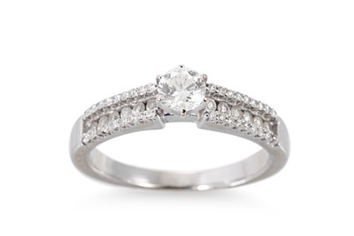 Lot 141 - A DIAMOND SOLITAIRE RING, the round brilliant...
