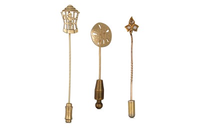 Lot 240 - THREE VARIOUS VINTAGE PART GOLD PINS, Gross...