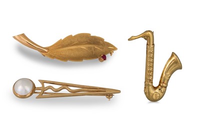 Lot 241 - THREE VARIOUS VINTAGE GOLD BROOCHES, etc.,...