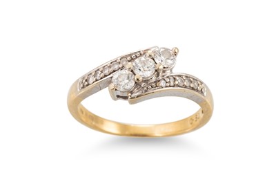 Lot 356 - A DIAMOND THREE STONE RING, the round...