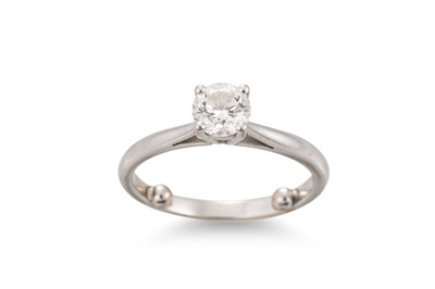 Lot 31 - A DIAMOND SOLITAIRE RING, the round brilliant...