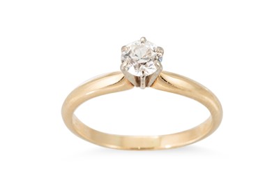 Lot 93 - A DIAMOND SOLITAIRE RING, mounted in 9ct...