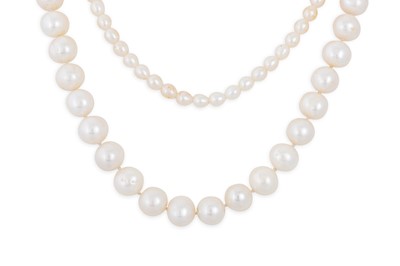 Lot 94 - A CULTURED PEARL NECKLACE, with 14ct yellow...