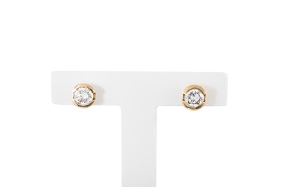 Lot 161 - A PAIR OF DIAMOND STUD EARRINGS, the brilliant...