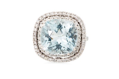 Lot 216 - AN AQUAMARINE AND DIAMOND CLUSTER RING, the...