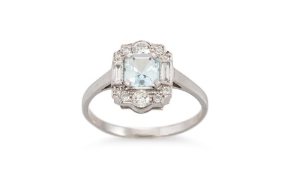 Lot 342 - AN AQUAMARINE AND DIAMOND CLUSTER RING, the...