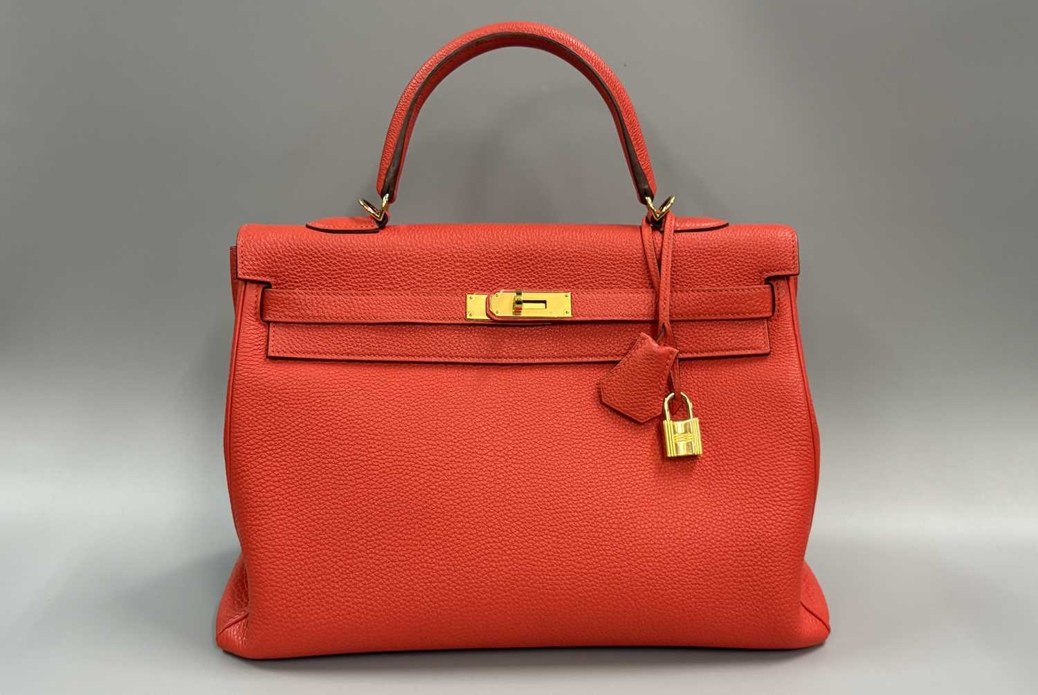 Lot 466 - AN HERMÉS KELLY II RETOURNE 35 HANDBAG,...