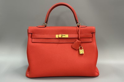 Lot 466 - AN HERMÉS KELLY II RETOURNE 35 HANDBAG,...