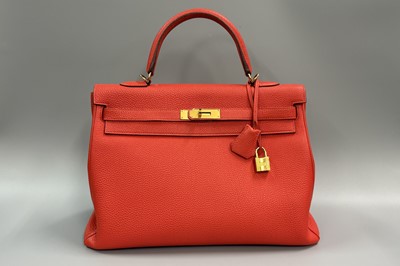 Lot 466 - AN HERMÉS KELLY II RETOURNE 35 HANDBAG,...