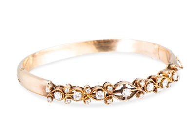 Lot 240 - AN ANTIQUE GOLD & DIAMOND HINGED BANGLE, set...