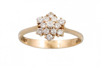 Lot 299 - A DIAMOND CLUSTER RING, the brilliant cut...