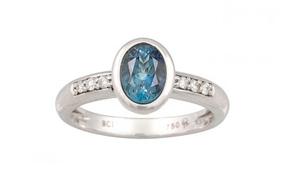 Lot 301 - A BLUE TOURMALINE RING, collet set to diamond...
